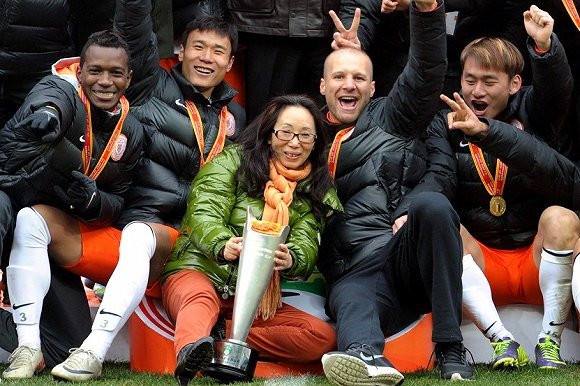 白手起家女首富离婚给前夫200亿,女首富被离婚