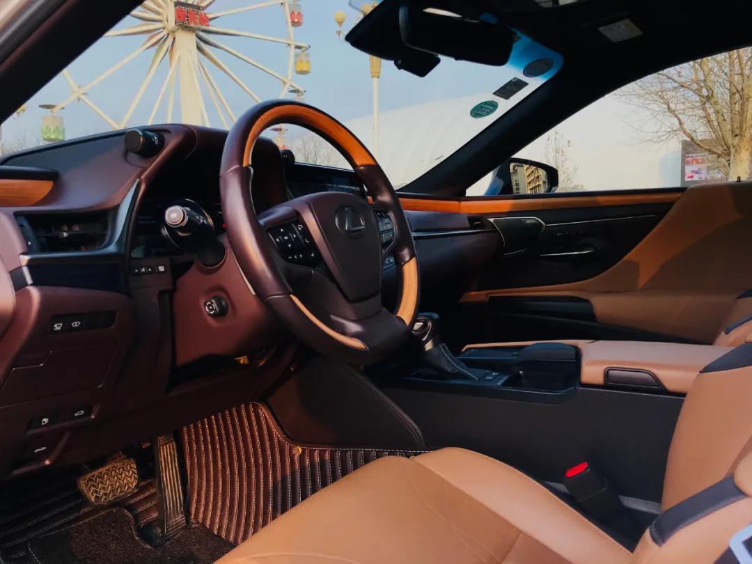 雷克萨斯es300h对比奔驰e,雷克萨斯es300h和奔驰e级