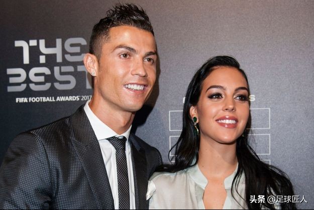 c罗和乔治娜穿尤文队服颁奖合影,c罗尤文乔治娜