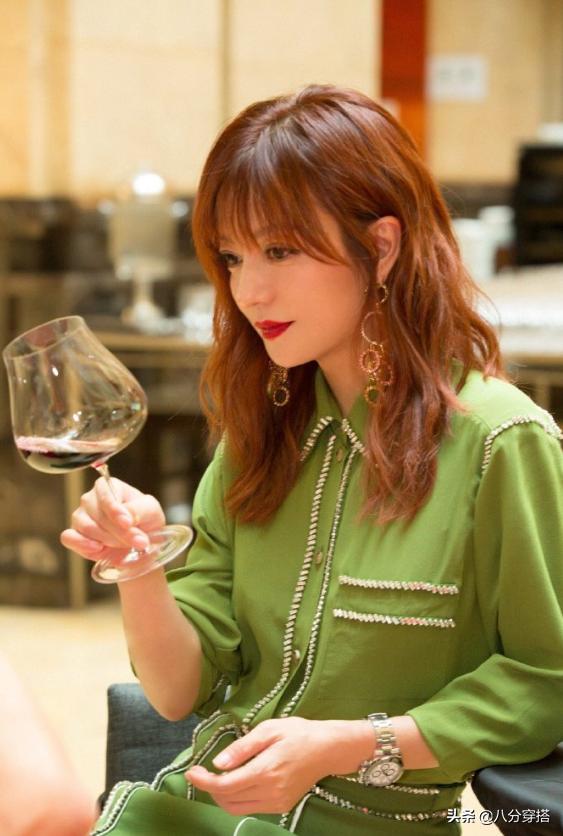 44岁赵薇穿皮衣搭配,40岁赵薇减龄穿搭