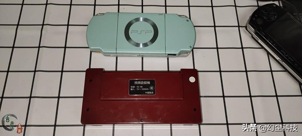 psp老式游戏掌机,收拾屋子的时候发现一个手机