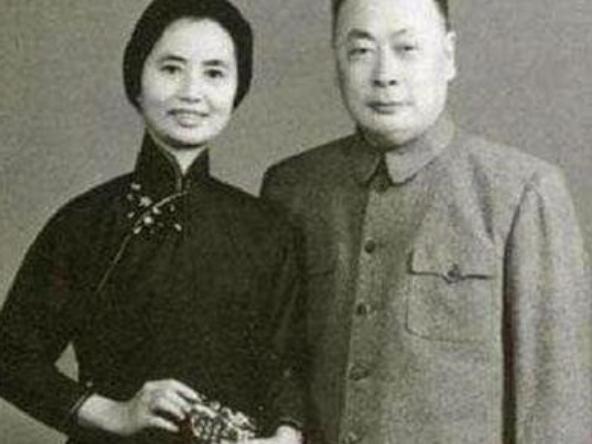 江西一地道农村妇女，高喊丈夫是陈毅，10年后两位军官来到家中