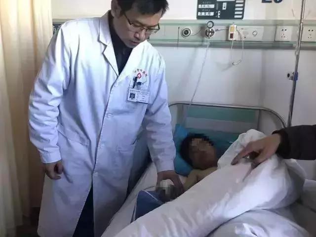 小孩手被鞭炮炸伤了,被鞭炮炸伤的小孩截肢