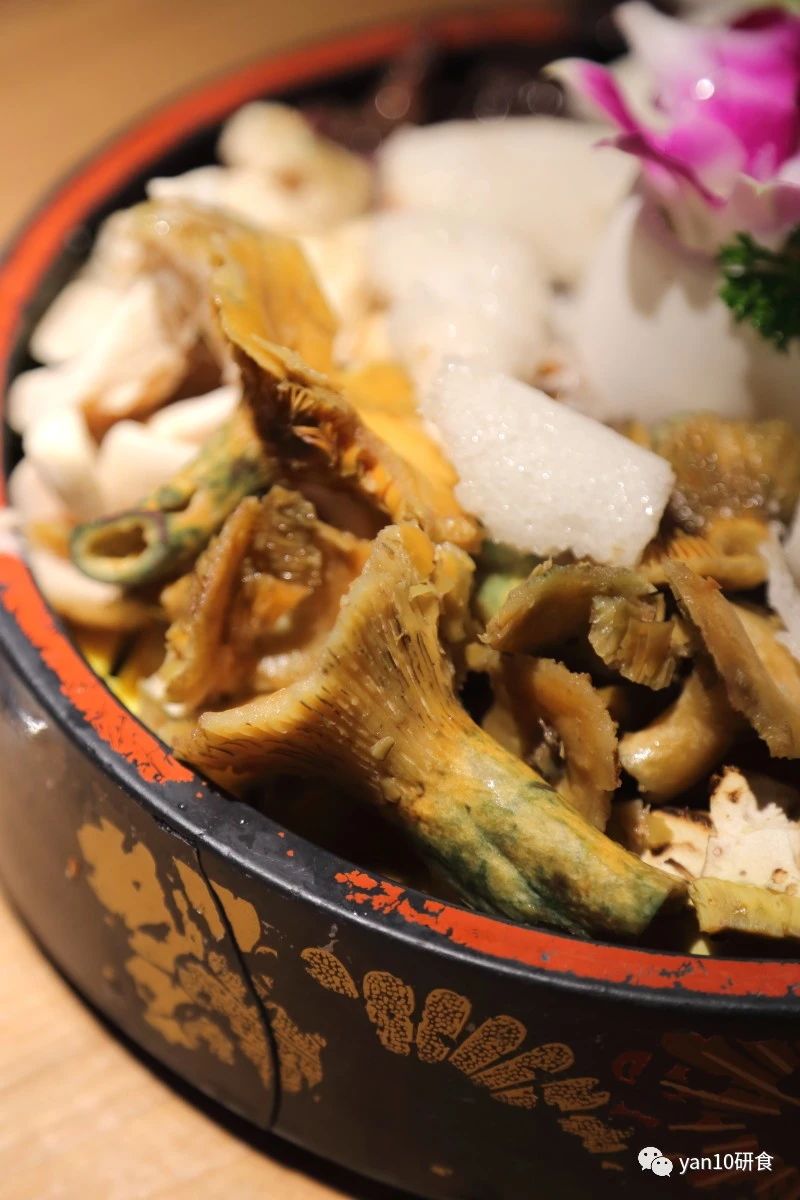 昆明滇池美食推荐菌火锅,滇池边菌子火锅