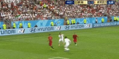 他拥有世上无与伦比的外脚背技术，比C罗更有天赋可是难有成就