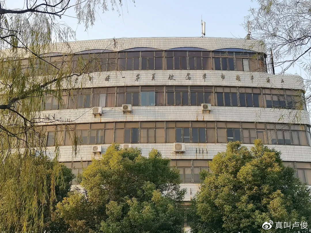 魔都有个村，居然建在高尔夫里