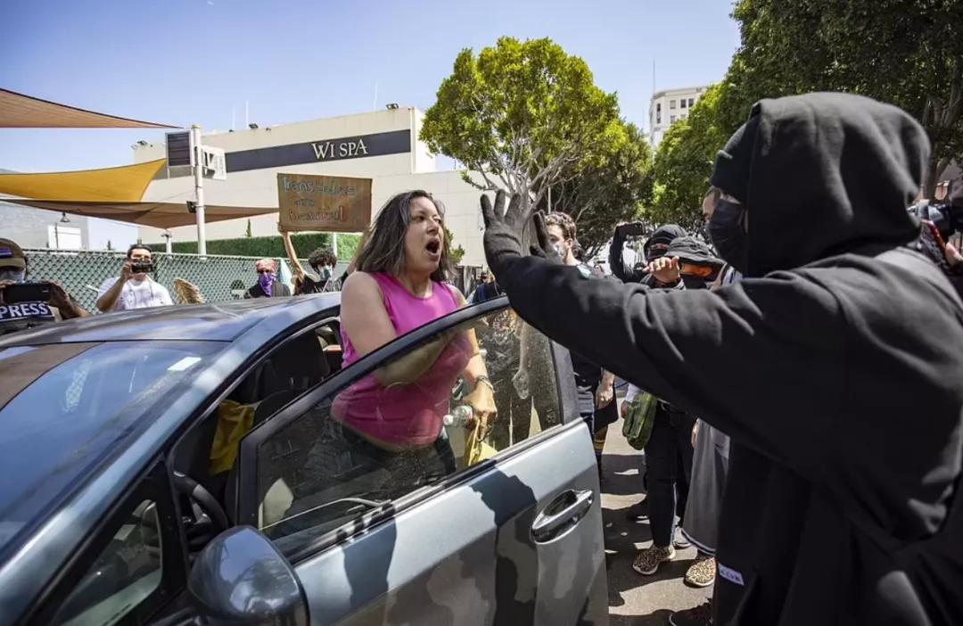 “她还有XX，怎么能进女洗手间”美国民众因跨性别者事件爆发互殴