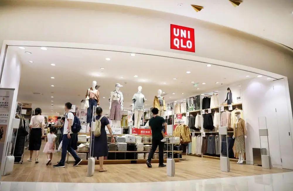 干翻ZARA，一年卖出300亿！这个丑牌子，被试衣间害惨了