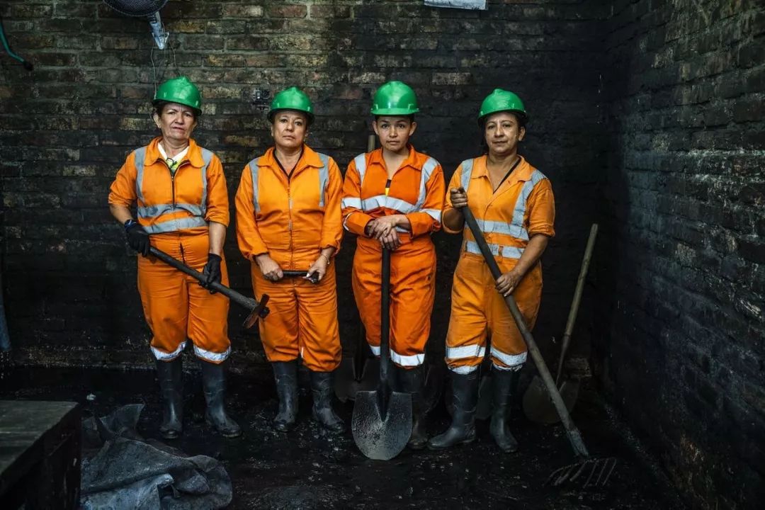 月薪2500,记录哥伦比亚祖母绿矿区女矿工的艰辛生活