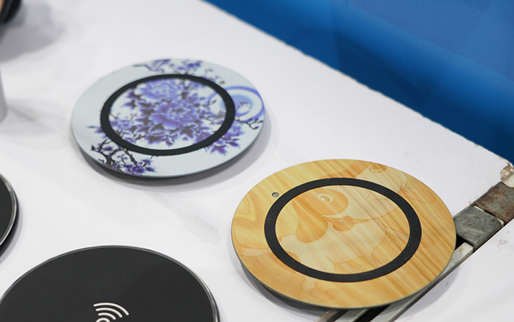 创冠在印度展示结合了中国传统文化之美的无线充电器