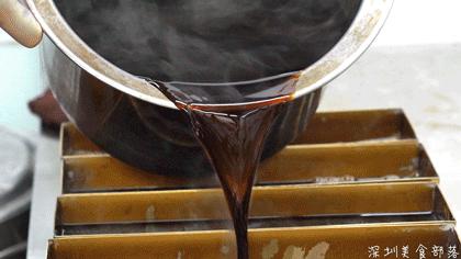 跨世纪的黑砖奶茶店，每天卖30块“金条”