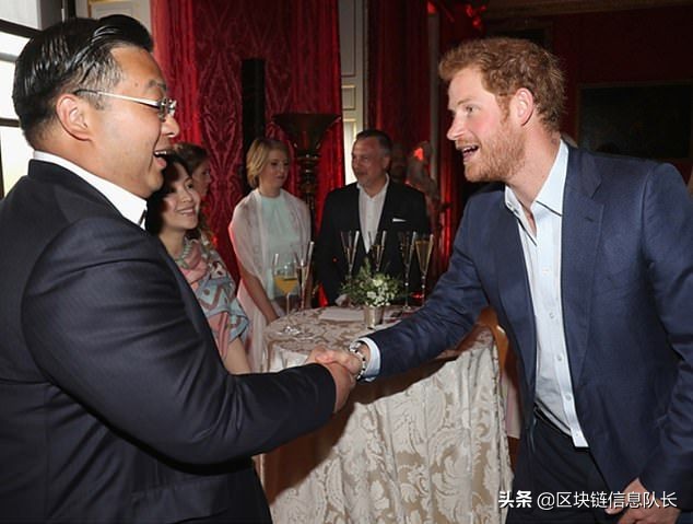 付4万英镑加入他的私人俱乐部，他能让你和英国皇室一起晚宴。