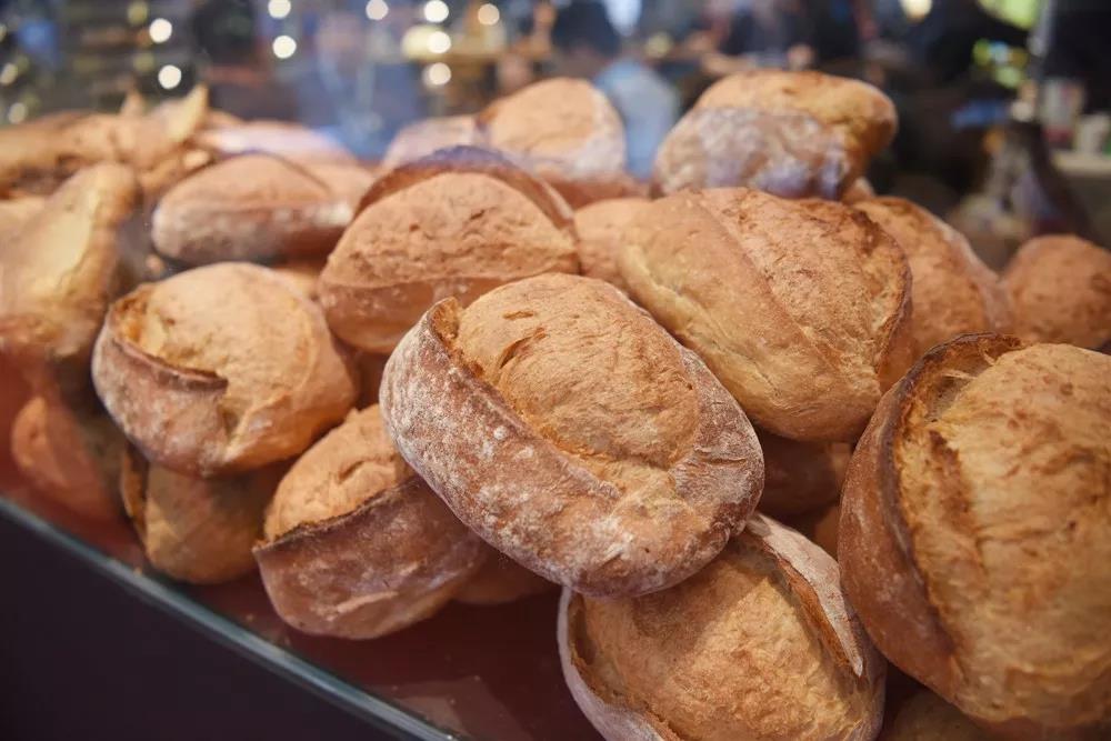 面包店每天剩下的面包会亏本吗,面包店卖不完的面包怎么办