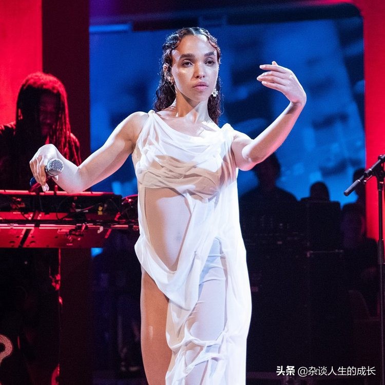 湿身造型探究母体曲线Gigi合作希腊设计师推性感孕妇写真