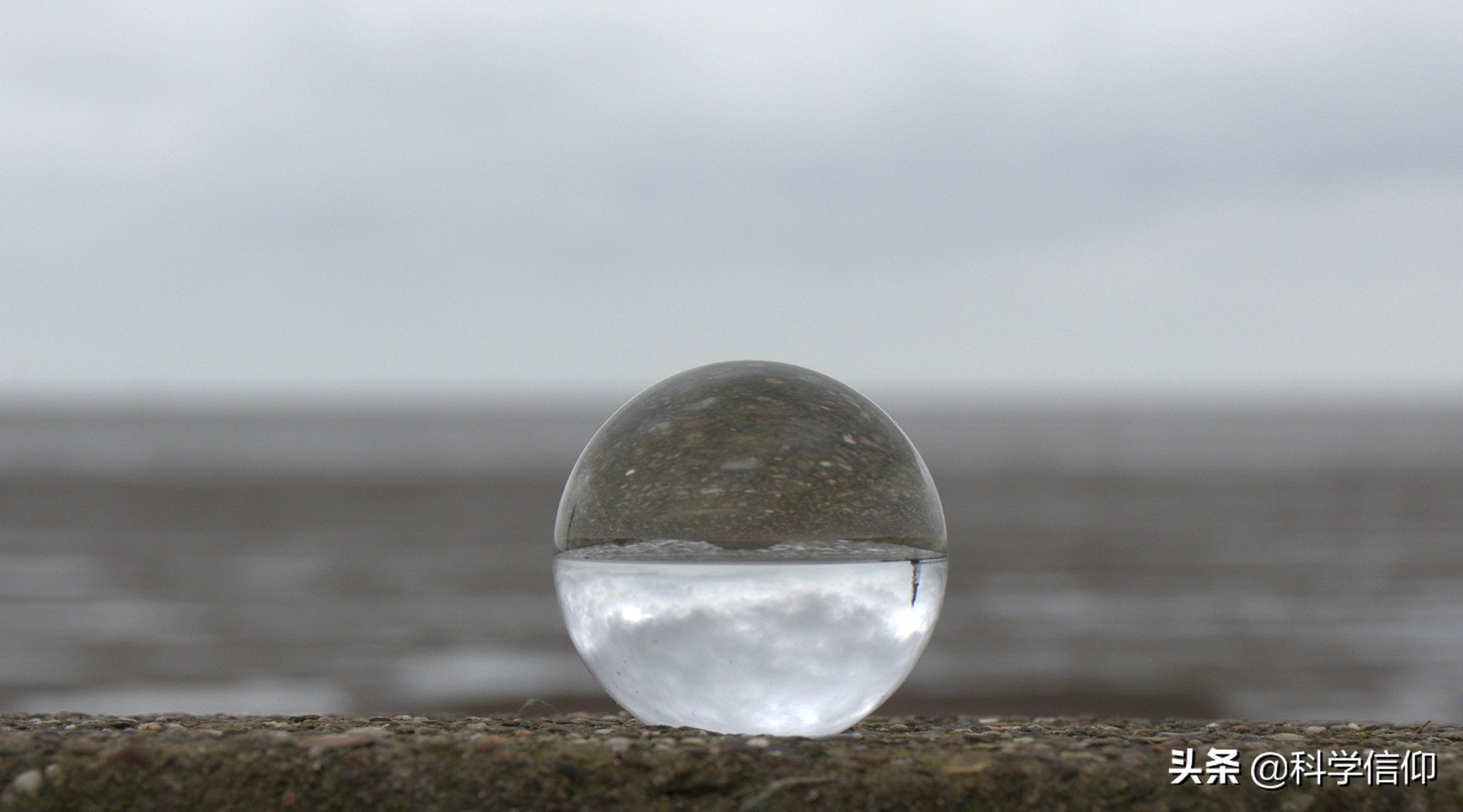 将一个圆放在两条平行线中间,将一个正方形无限接近一个圆