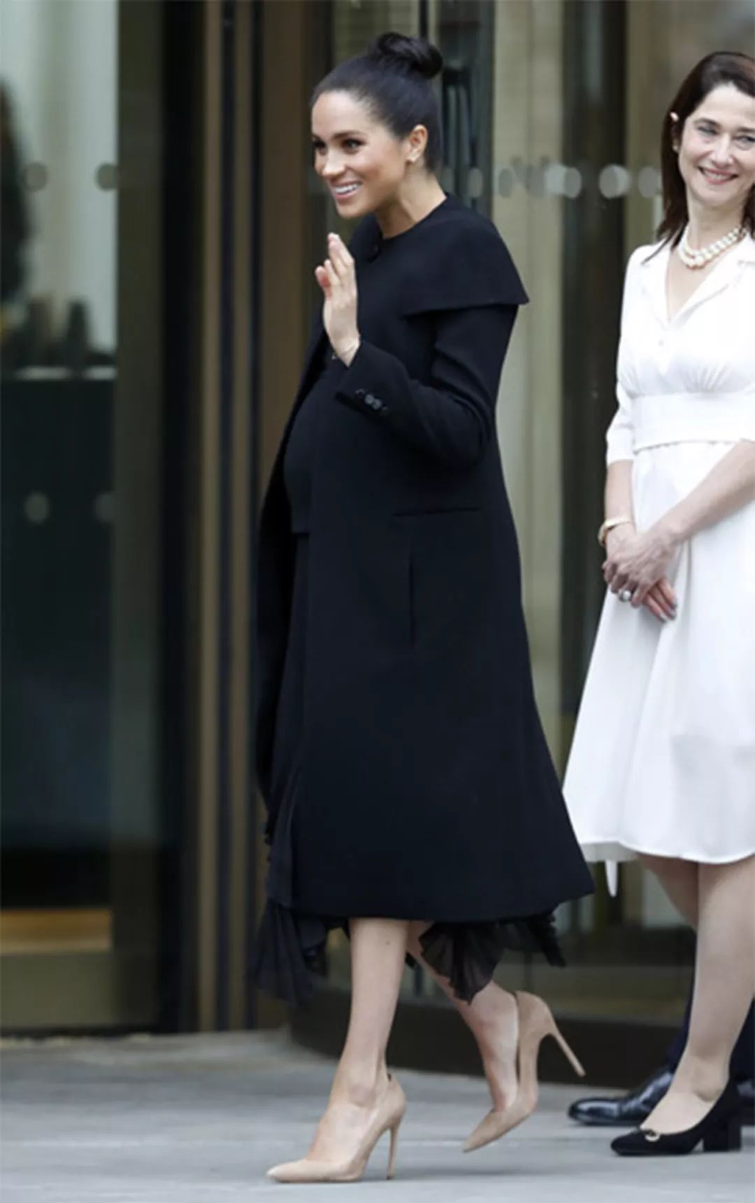 梅根抱着孩子的视频,梅根挺大肚子抱孩子上学