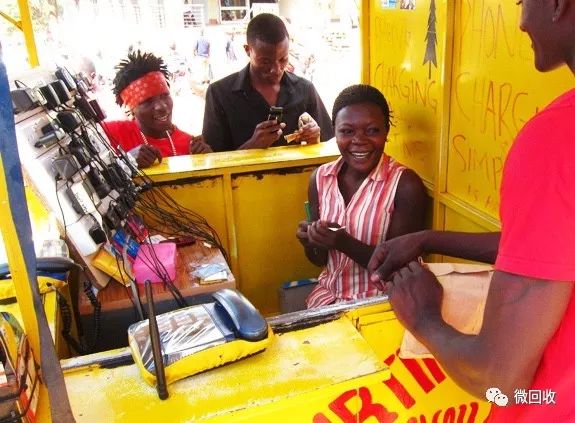 在非洲，不仅用泥巴给手机充电，还把自己改造成充电宝和天线