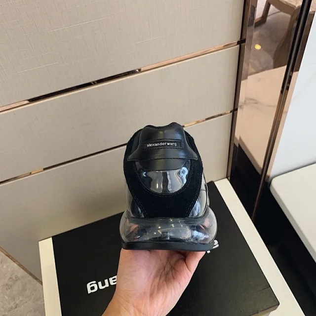 和阿迪耐克同档次的鞋,品牌的运动鞋为啥那么难看