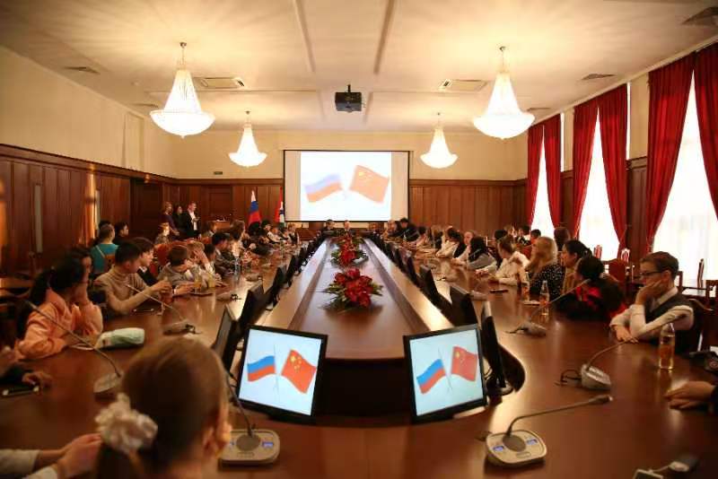 外国语里盛“国风”，这个“实验”既“好嗨”又雷人