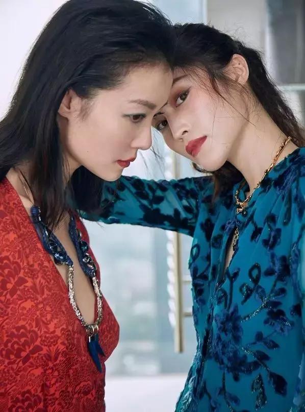 泫雅、迪丽热巴、关晓彤的印花裙，谁的品味更好？