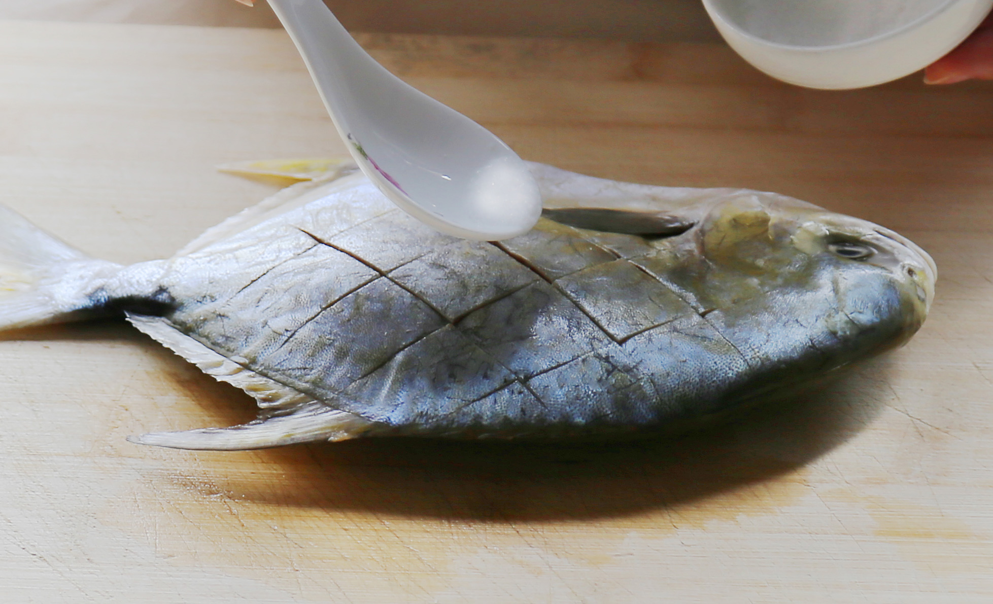 鱼粘锅怎么解决？具体问题具体分析，看这3大做法下的解决方法吧