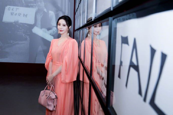 范冰冰一身粉色长裙亮相的活动,范冰冰白色长裙美照