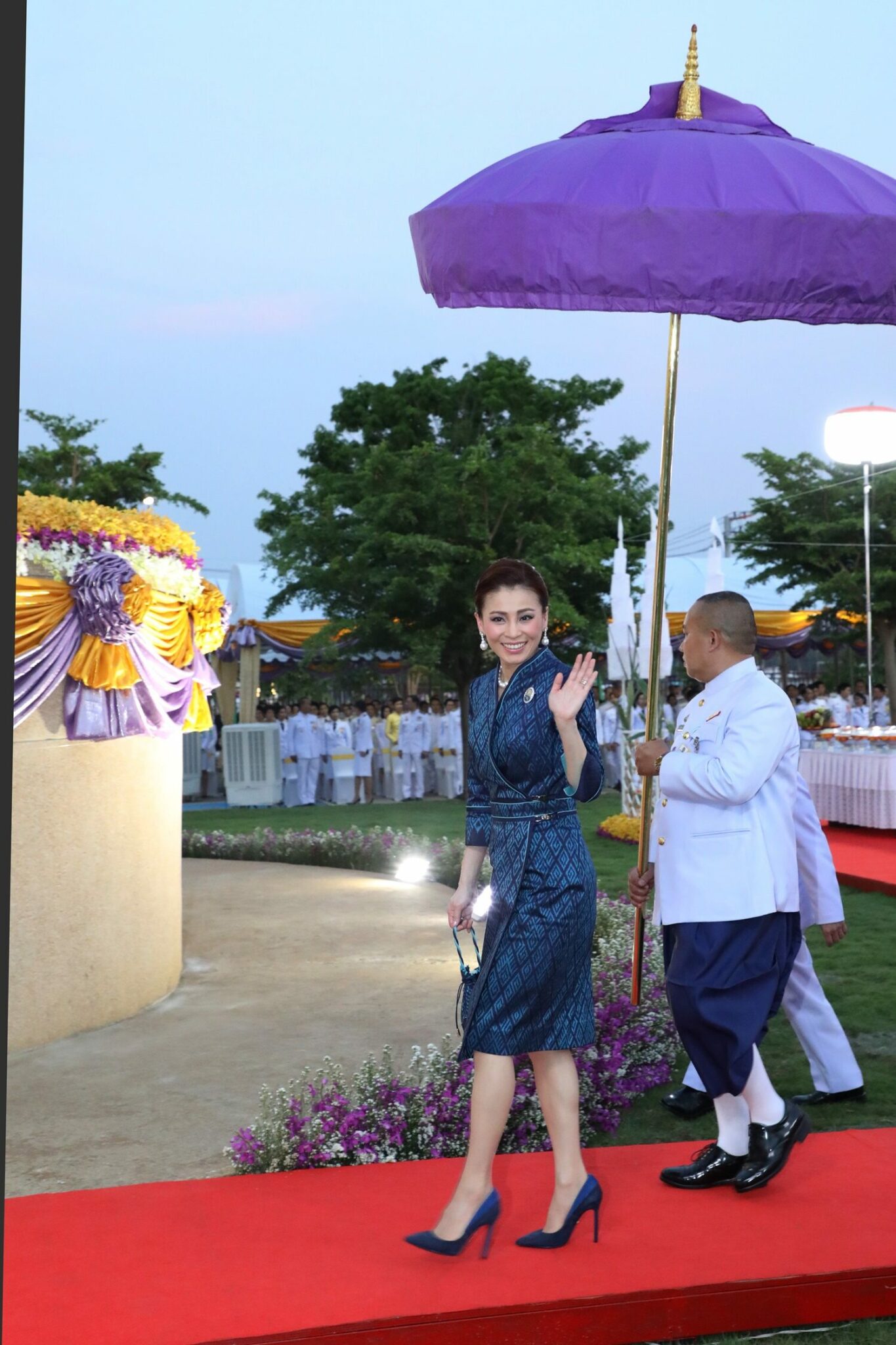 苏提达泰国服装,苏提达打扮泰王