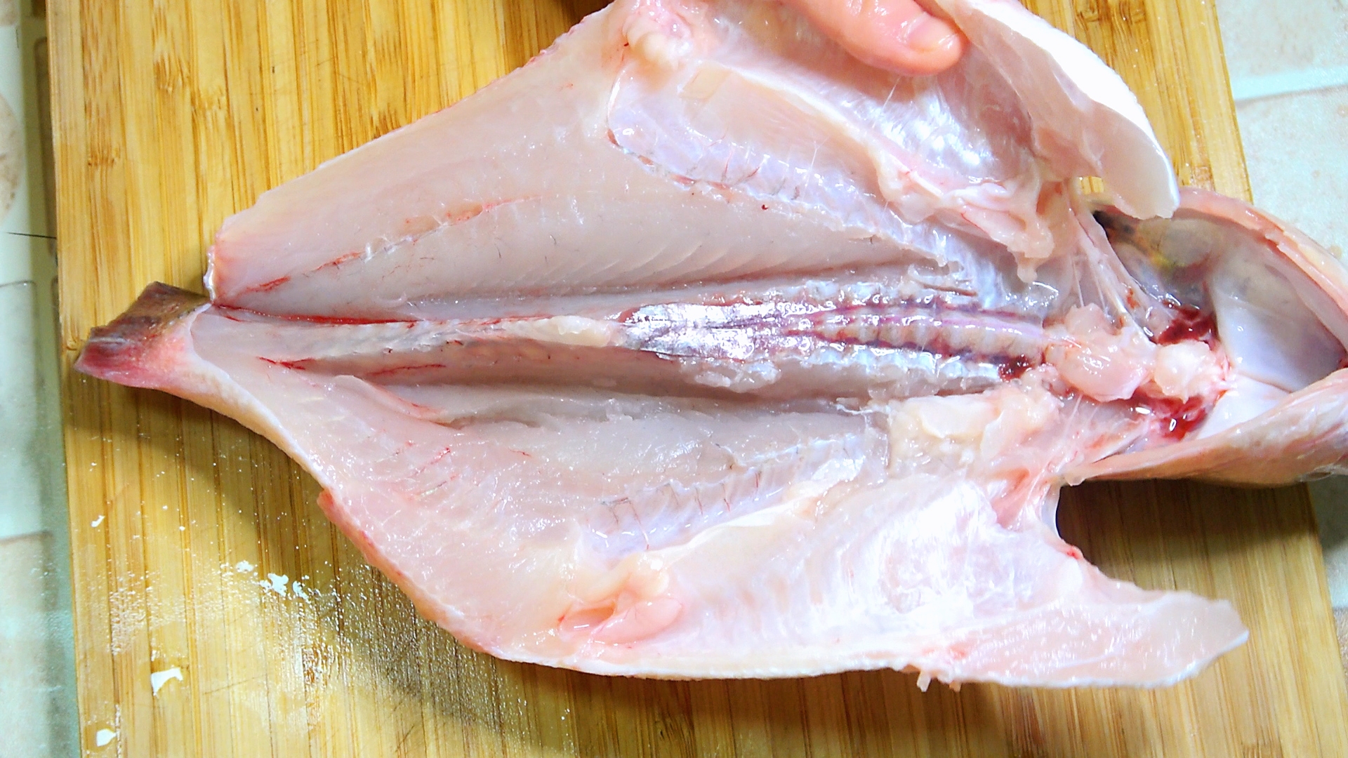 清蒸鱼怎么处理鱼肉会嫩滑,清蒸鱼的正确方法不用油