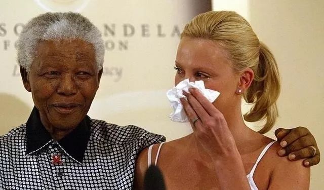 她的43岁，剃平头、扮丑增重50磅，她比男人更英气，比女人更妩媚