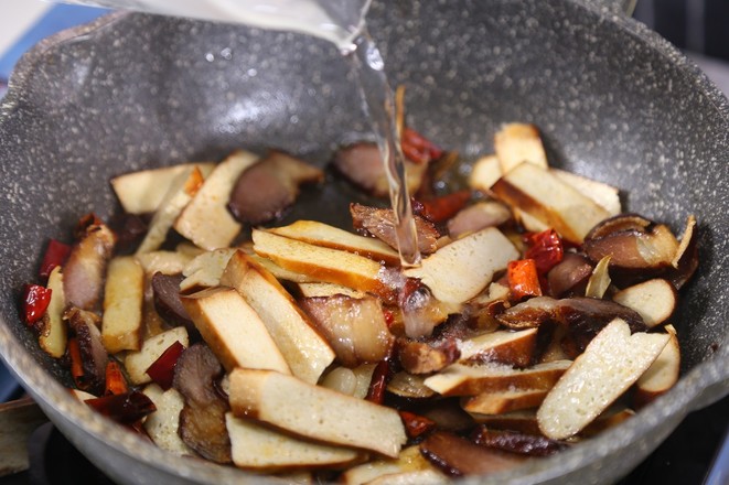 炒腊肉要不要生姜和蒜,炒腊肉要不要加水