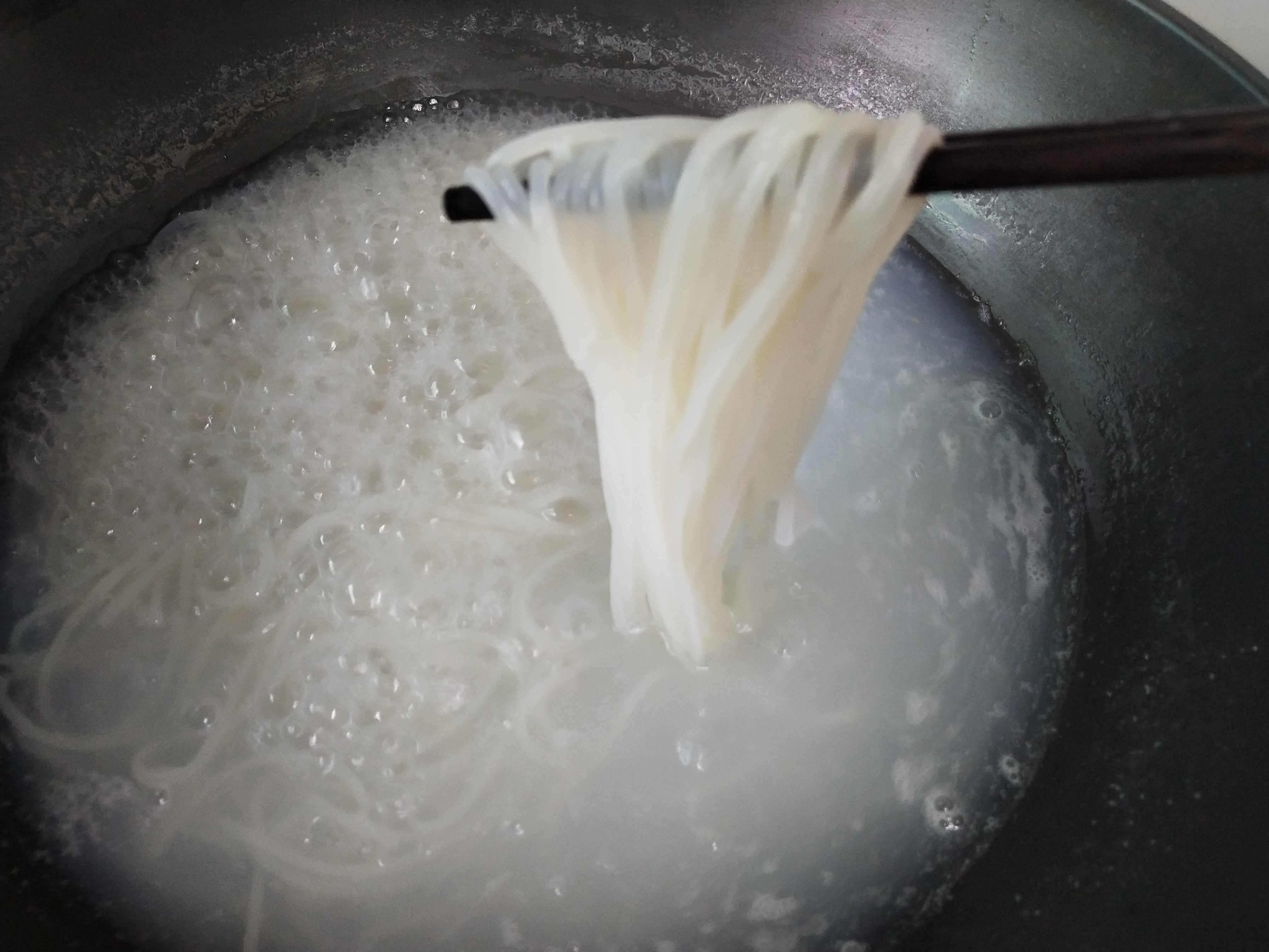 正宗的螺蛳粉特别香甜,正宗螺蛳粉试吃