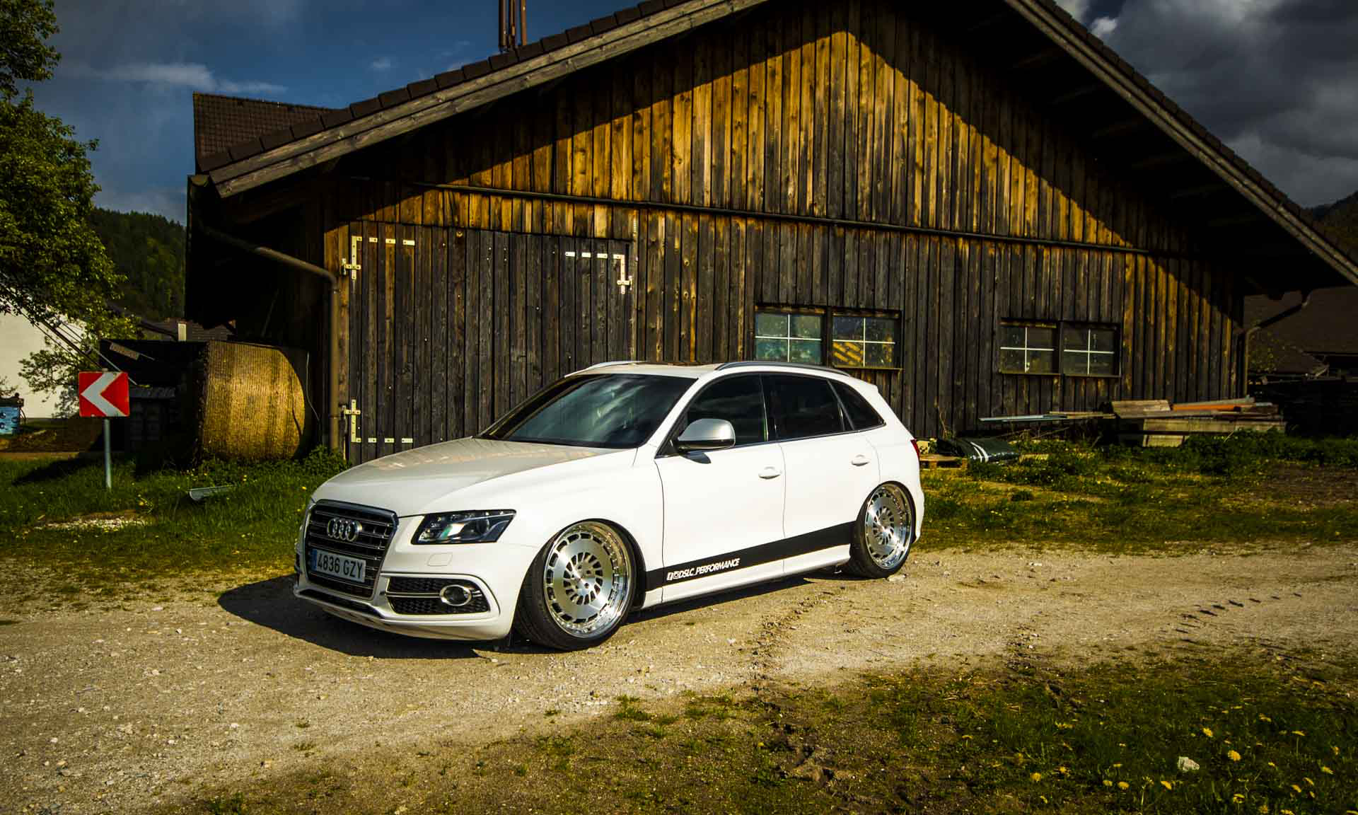 奥迪Q5改装成低趴“大钢炮”，令人着迷的竞技姿态！