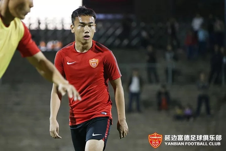 蔡芯宇的足球生涯充满坎坷，受到朴泰夏提携踢上中甲，现在仍寻梦