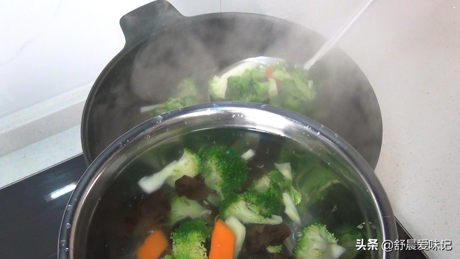 凉拌西兰花的最简单的家常做法,凉拌西兰花最好吃简单的做法