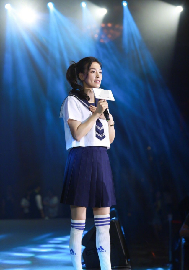 张庭黄色上衣,张庭同款超短裙