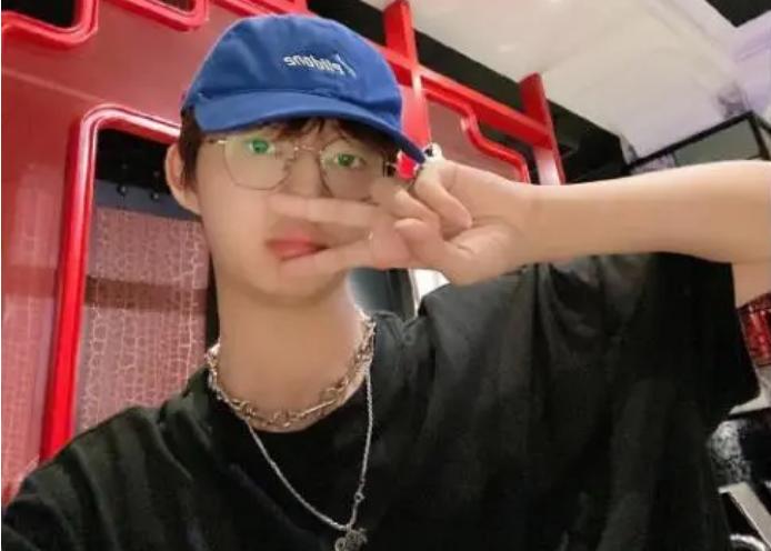 乐爷有心事了？两张自拍图太真实了，这就是周淑怡不要他的原因