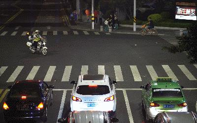 奇葩男子爬上岗亭睡大觉,奇葩男子睡马路