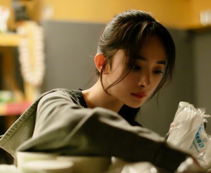 脸长的女生适合什么扎发,脸大发量多的女生适合什么扎发