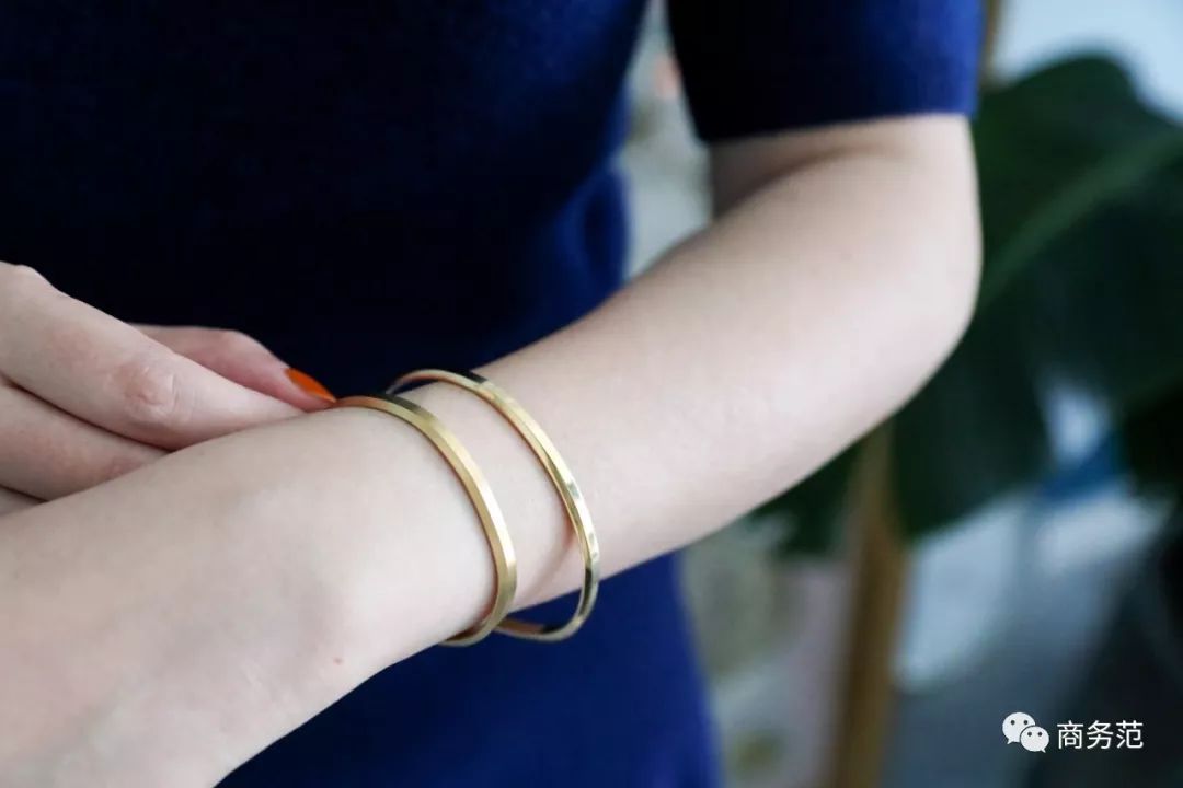 瑞典皇家配饰品牌，几百块戴出万元质感，金色手镯男女戴都好看