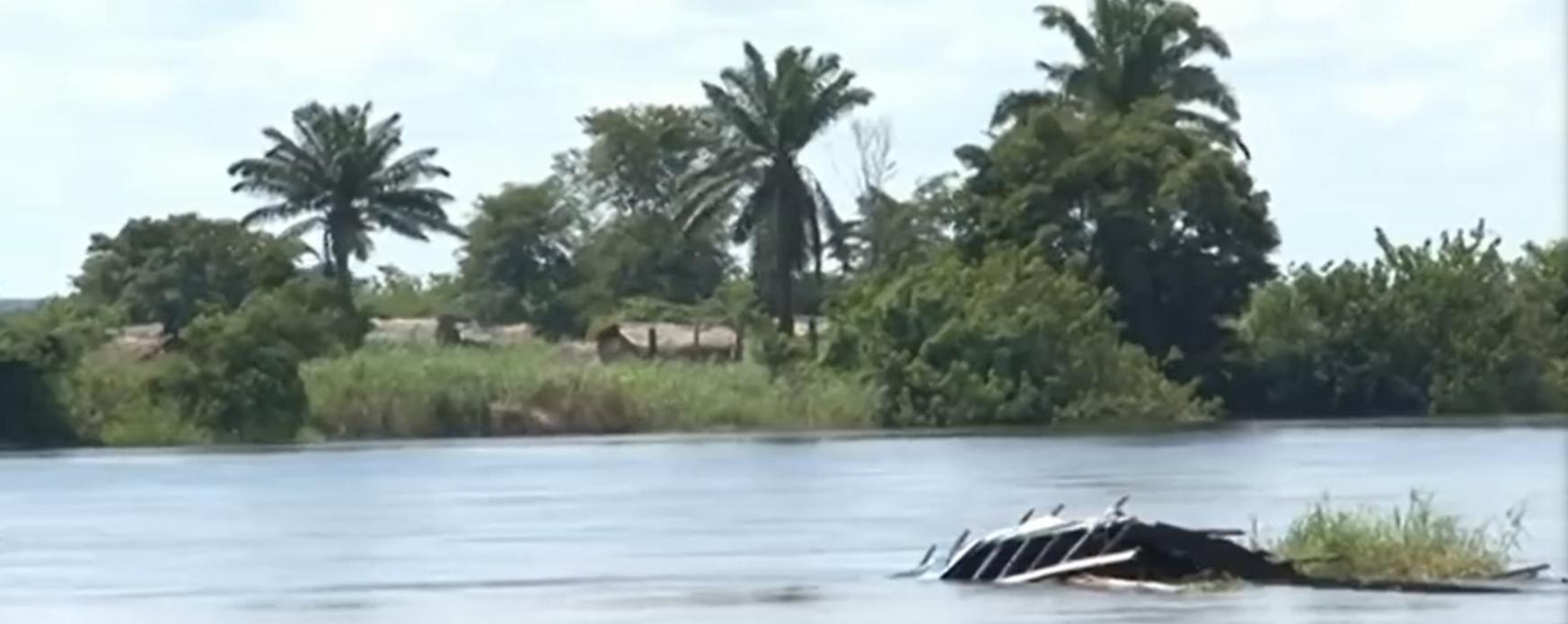 非洲货船严重超载，1700人挤在上面没有厕所，晚上开船用手电照明