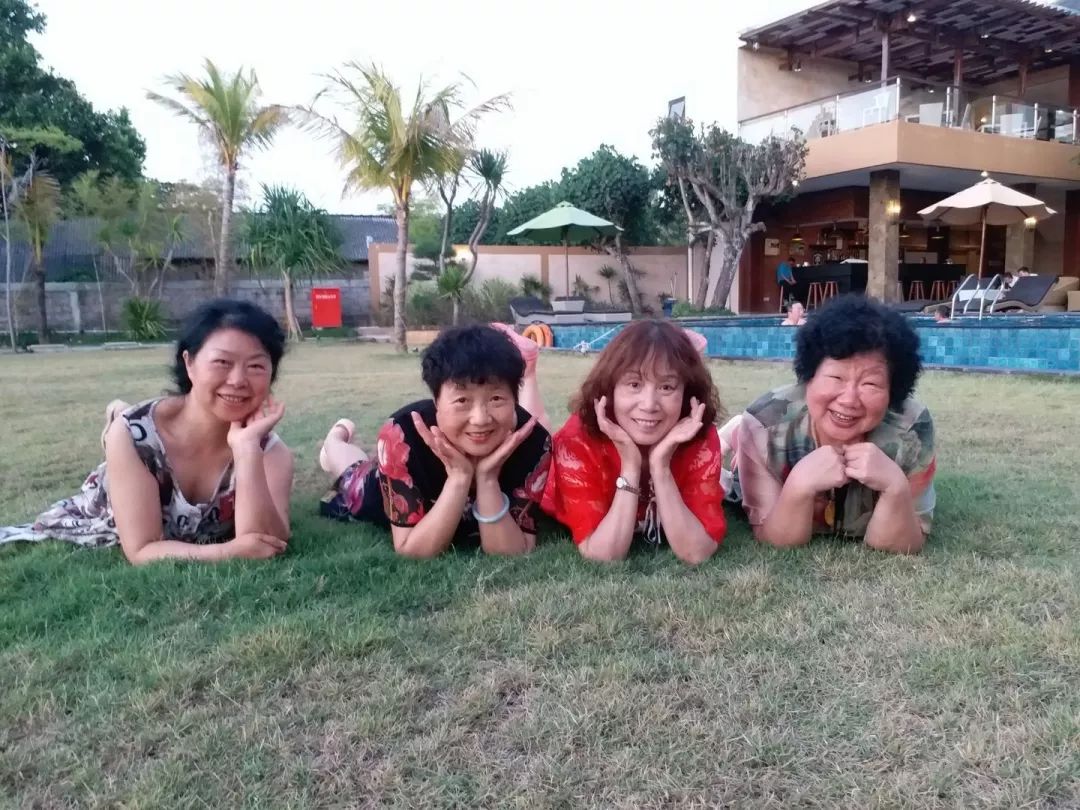 中国大妈旅游标配动作合集,中国大妈旅游拍摄姿势