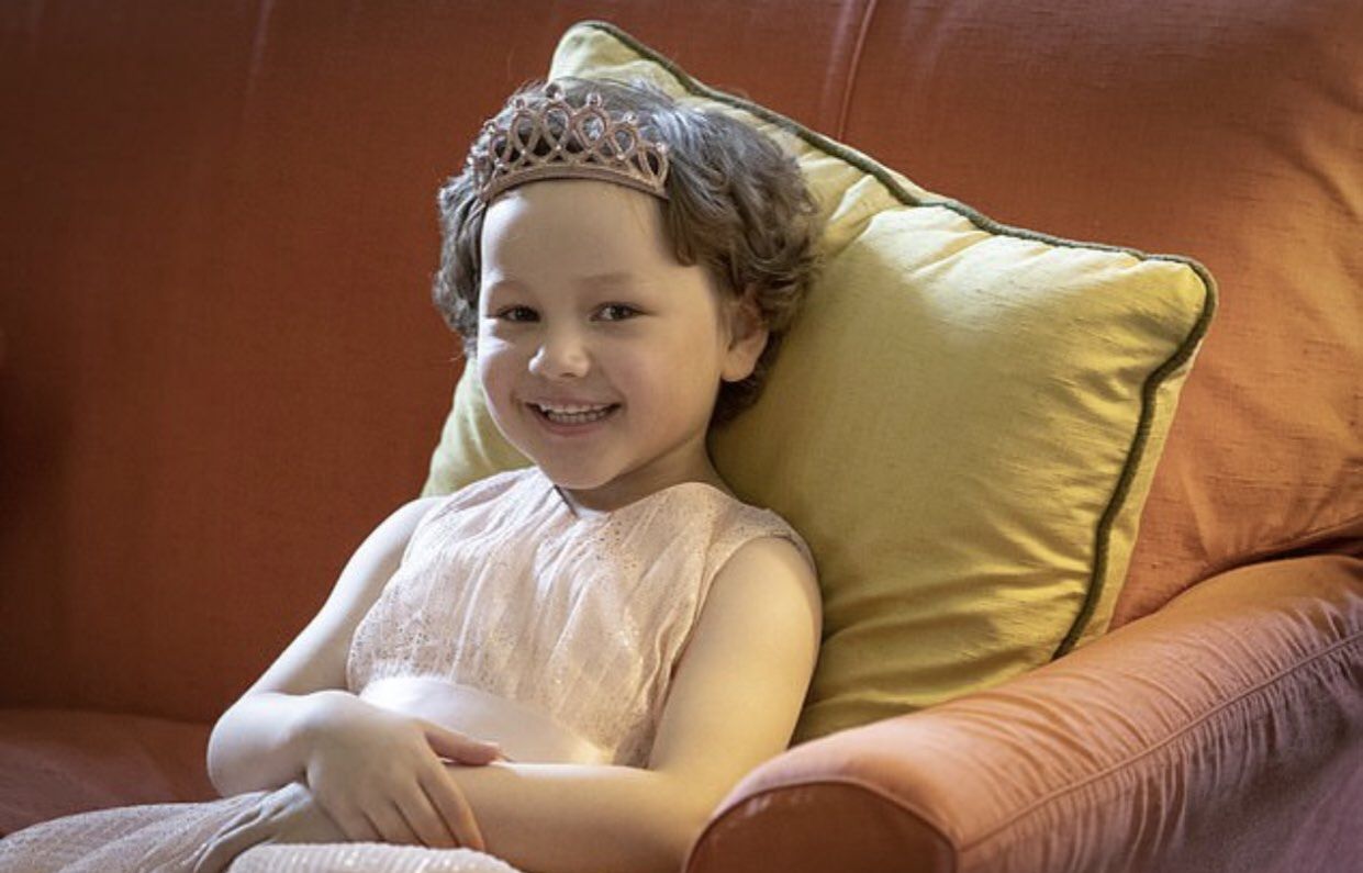 凯特用行动播撒爱，穿粉裙会见白血病女孩，曾经的承诺不曾忘记