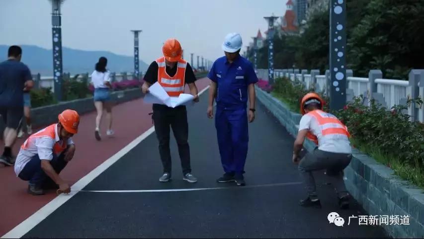 脚踩150℃!记者采访沥青路面铺设者时中暑晕倒