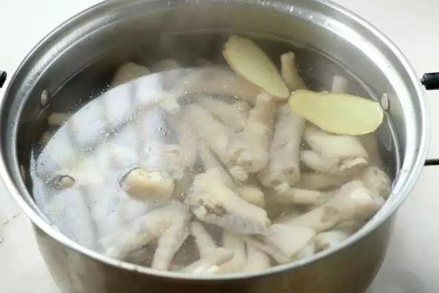 工作难找,摆摊卖柠檬泡椒凤爪能赚钱吗?