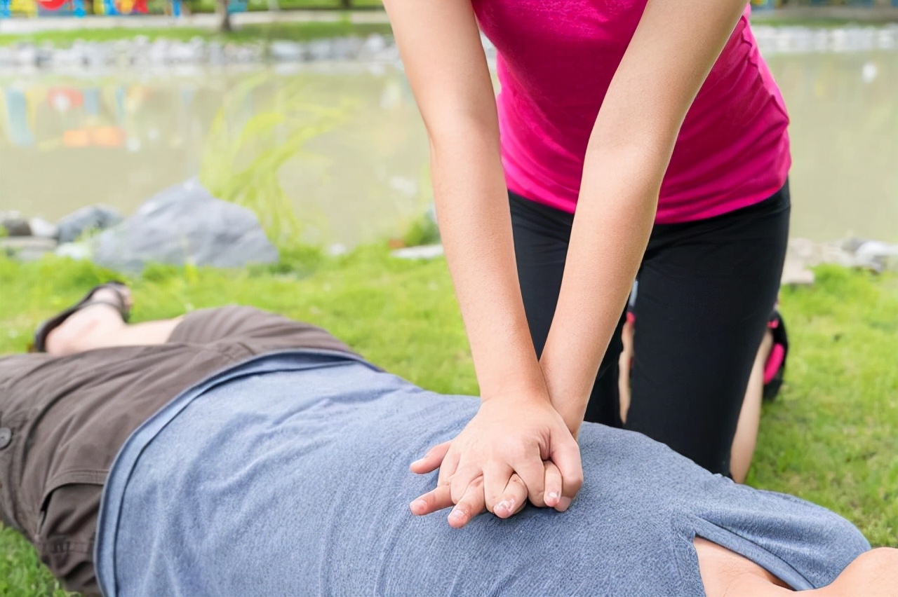 突发心脏病的自救方法,心脏病突发的如何自救