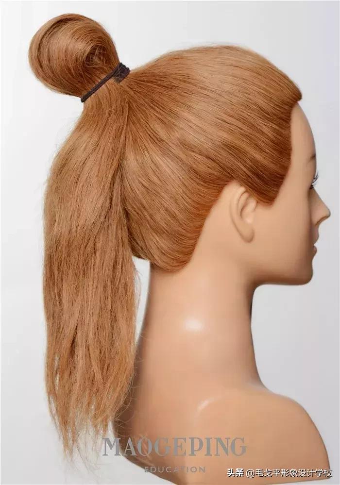 适合30-40岁减龄丸子头加发带,一根发带显脸小的发型