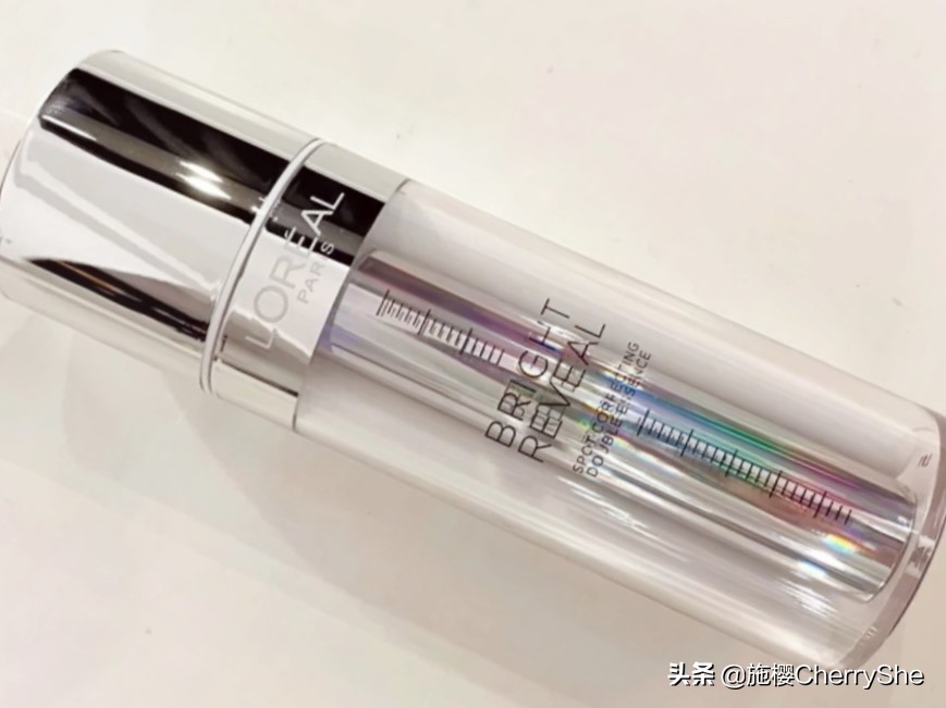 欧莱雅注白瓶和小灯泡哪个好,欧莱雅注白瓶和olay小白瓶测评