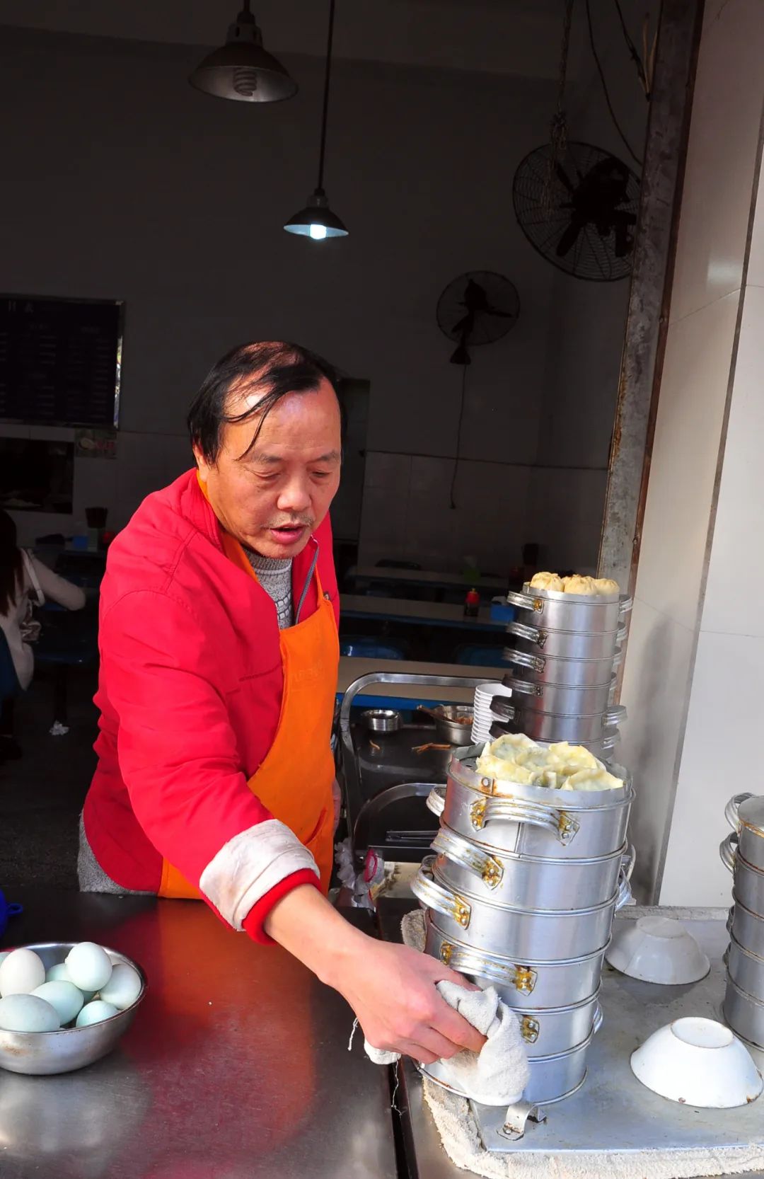 一碗嫩滑鲜香的自贡豆腐脑水粉,还有川北凉粉芽菜包子,至今想念