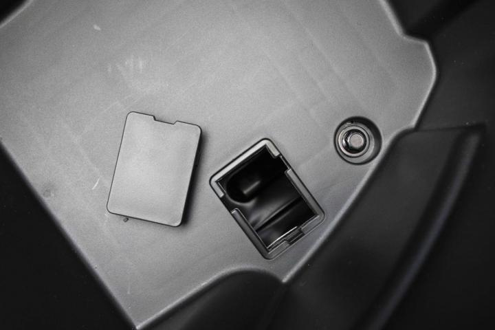 大灯炫酷有型,九号e100大灯效果