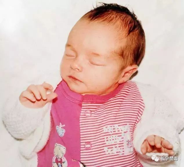 刚出生的婴儿被父母放进福尔马林,婴儿被偷偷注射毒品